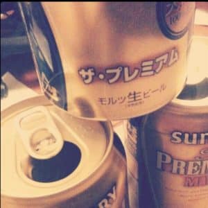 プレミアムモルツのグラスと缶。「ヤケ酒」と書いた30代の頃の投稿