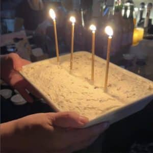 ろうそくを4本立てた手作りのカッサータ