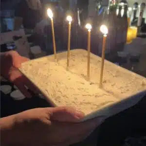 ろうそくを4本立てた手作りのカッサータ
