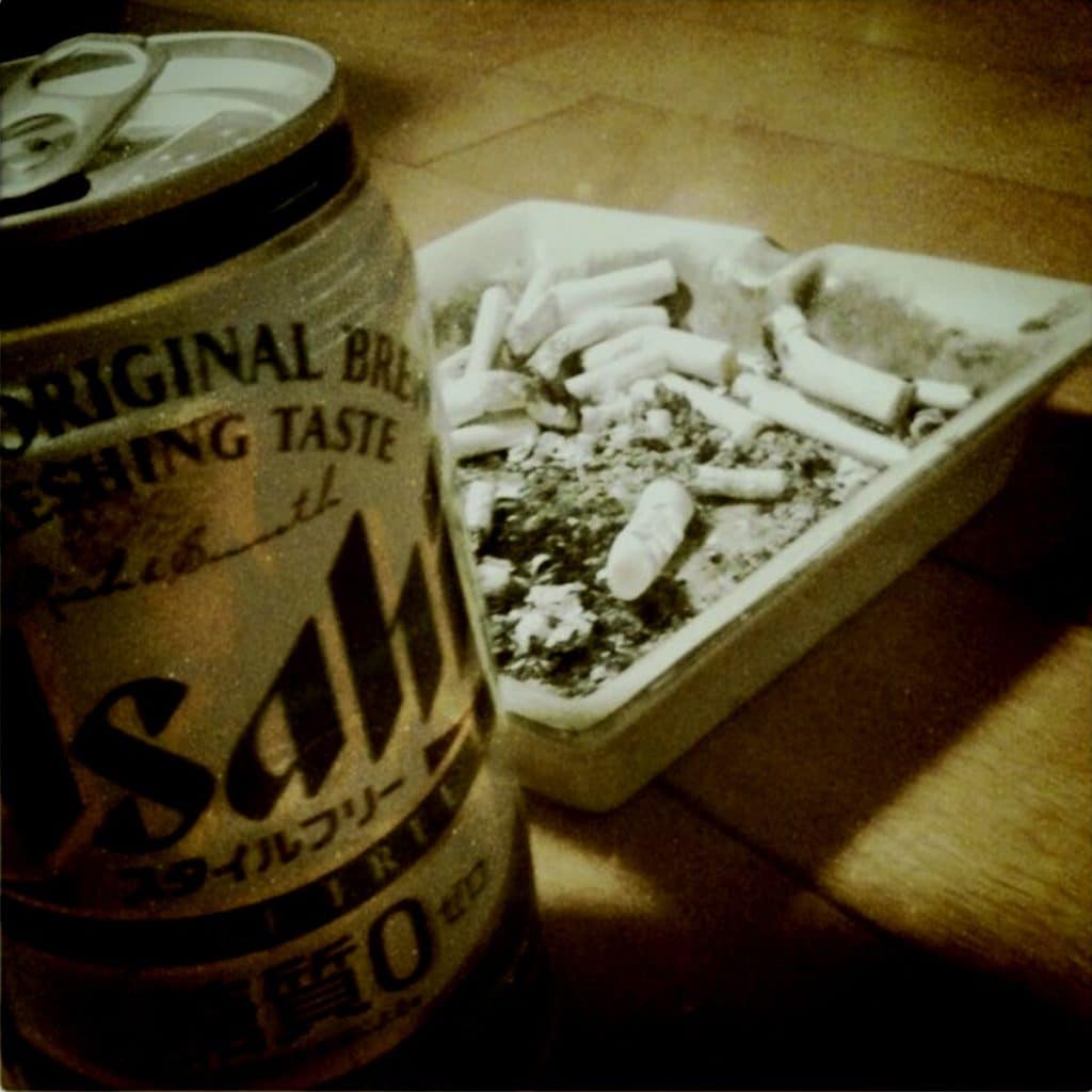 灰皿に山盛りの吸い殻と、ノンアルコールビールの缶。30代の頃に撮った一枚
