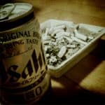 認められたいと思うほど、言葉は誰にも届かない。 灰皿に山盛りの吸い殻と、ノンアルコールビールの缶。30代の頃に撮った一枚