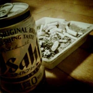 灰皿に山盛りの吸い殻と、ノンアルコールビールの缶。30代の頃に撮った一枚